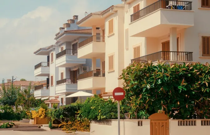 Gün ışığında bir yerleşim bölgesindeki apartmanlar