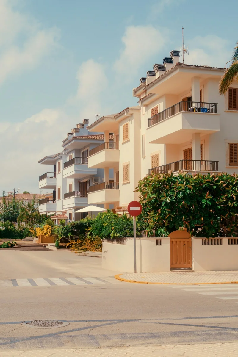 Gün ışığında bir yerleşim bölgesindeki apartmanlar