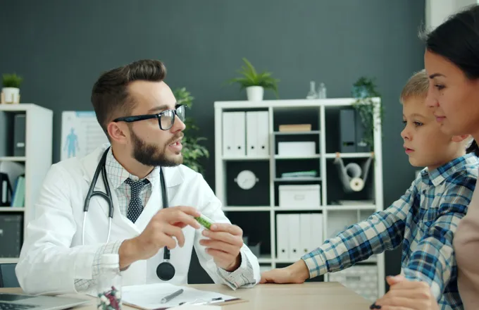 Doktor ile görüşen anne ve çocuk