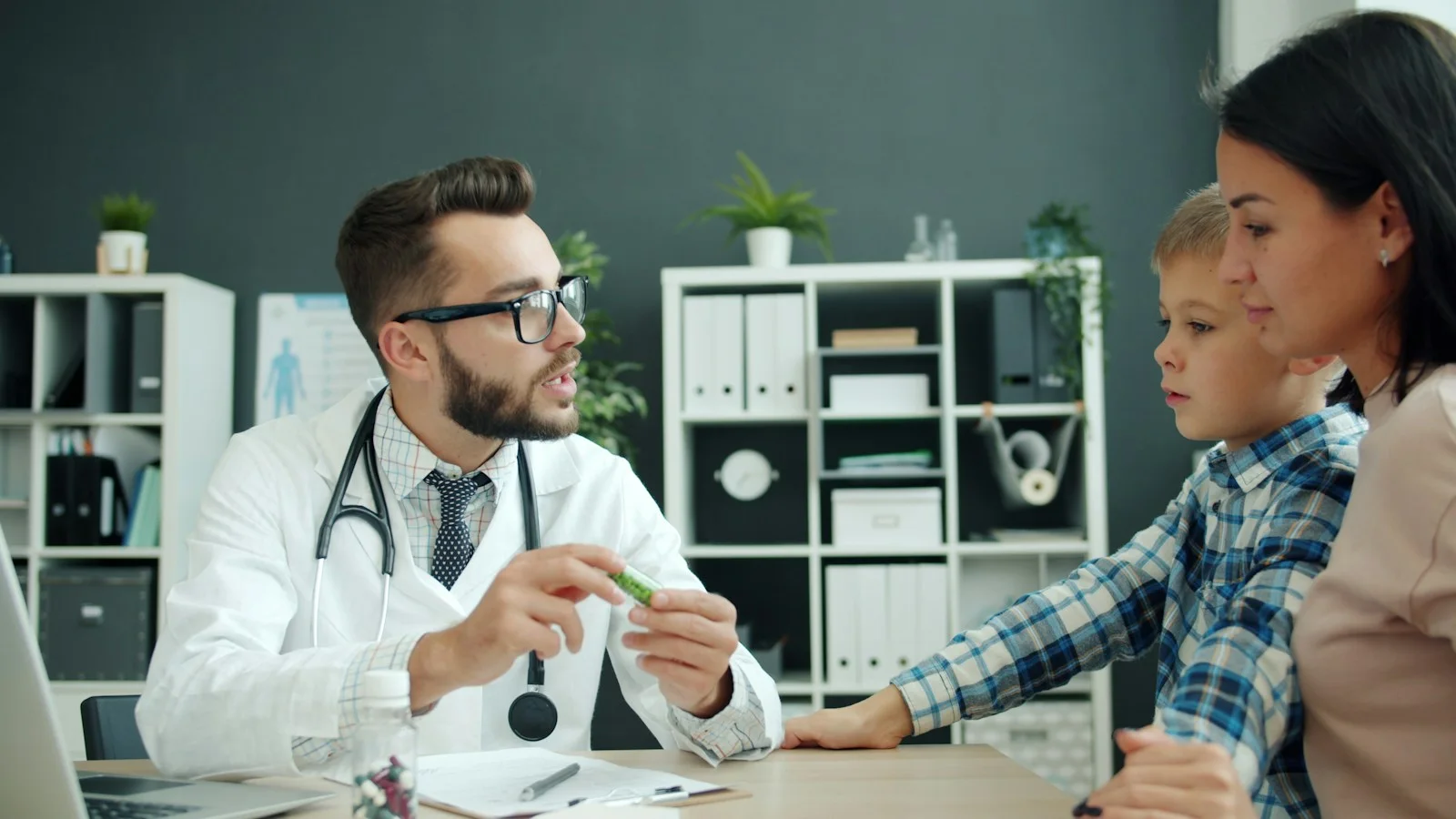 Doktor ile görüşen anne ve çocuk